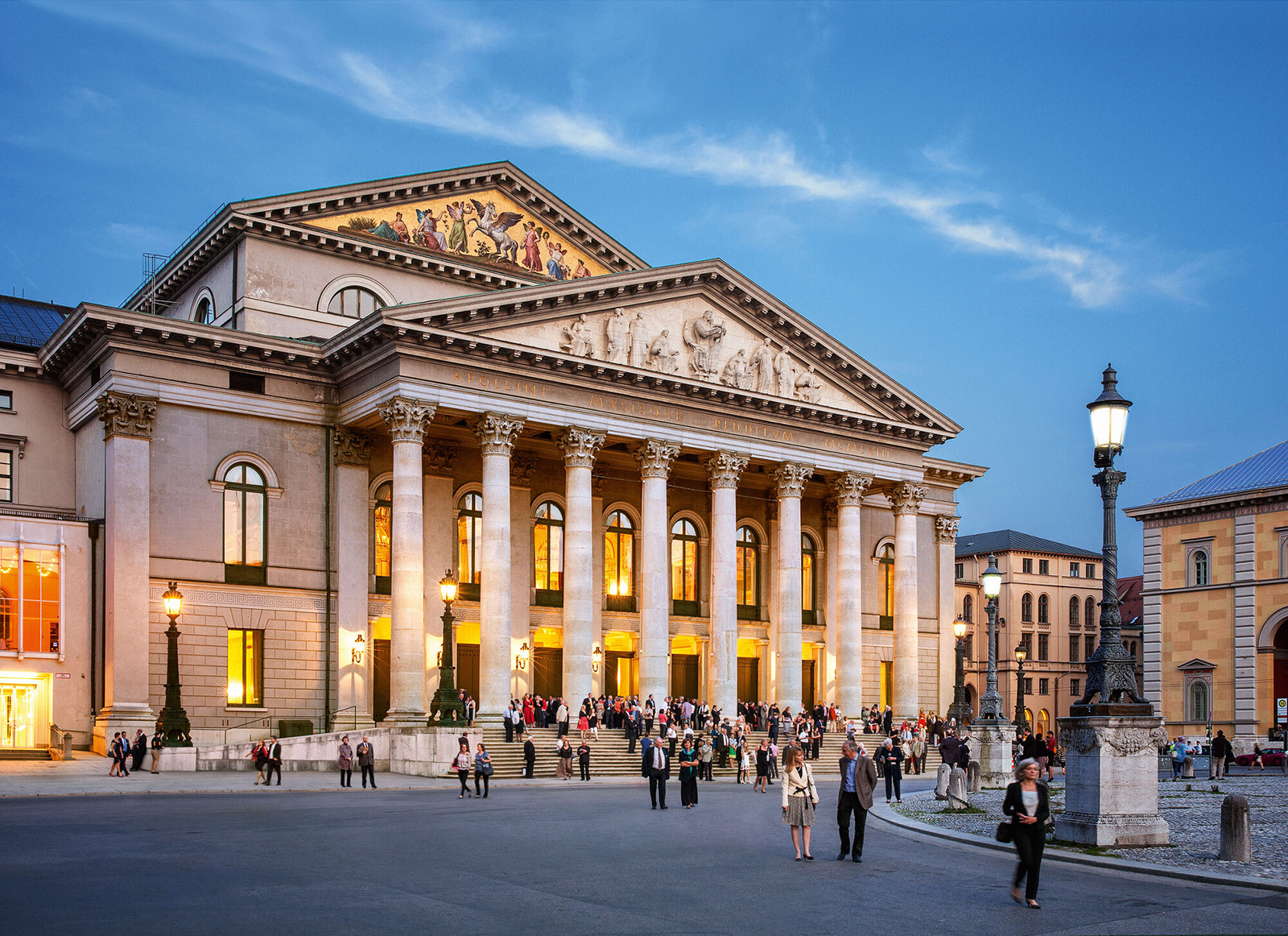 Bayerische-Staatsoper---Nationaltheater-am-Abend_-Muenchen-Tourismus_-Felix-Loechner.png